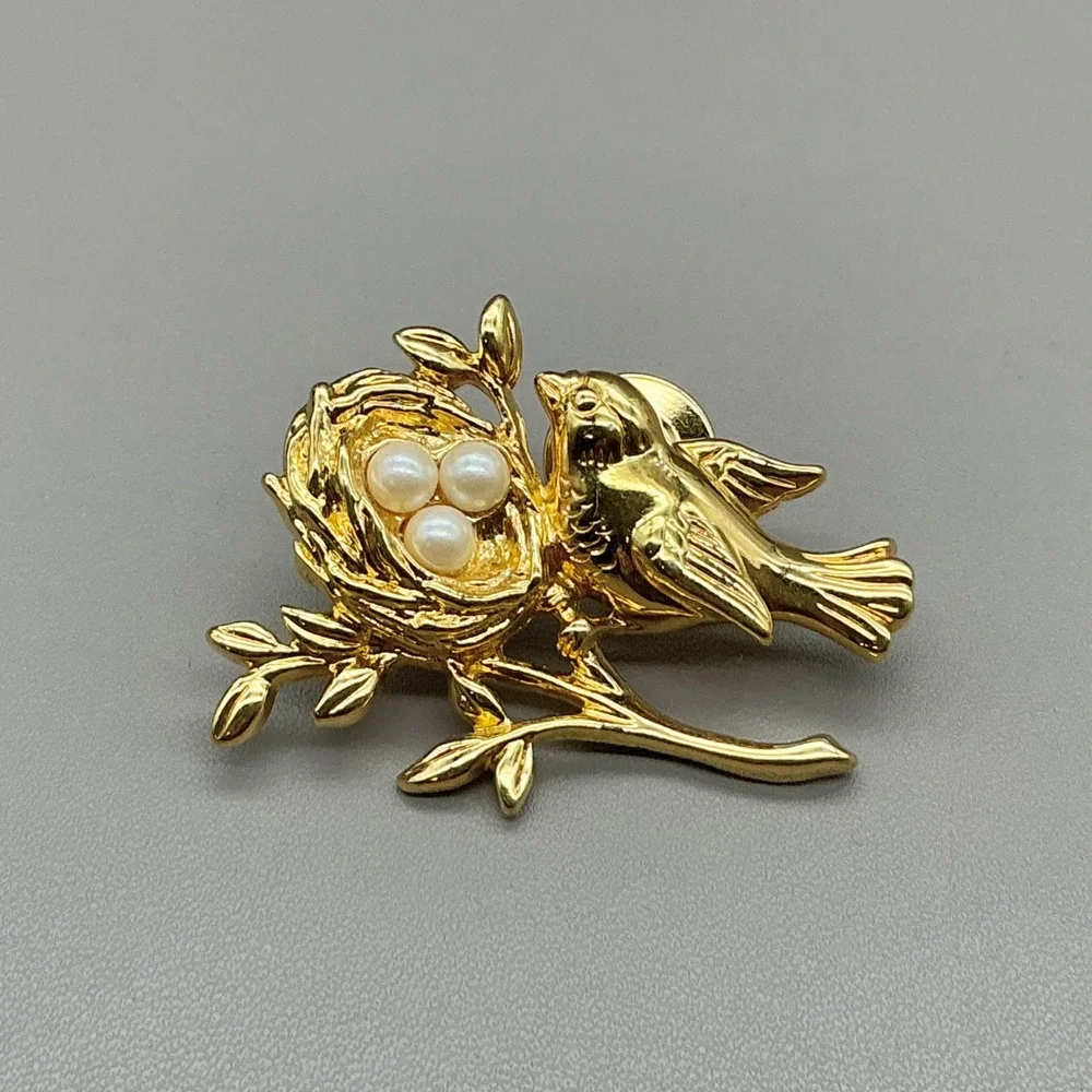 Bird Nest Pin Brooch Women Gold Tone Faux Pearl Accents Vintage Style Accessory